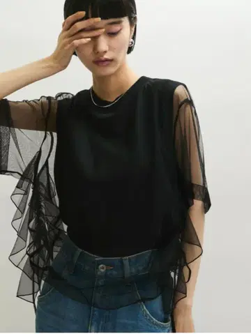 ADAM ET ROPE 시스루 소매 프릴 블랙 슬리브리스