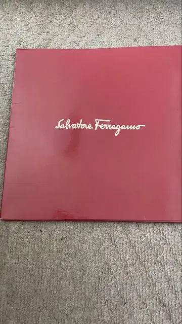 미사용 새상품 Salvatore Ferragamo 꽃무늬 실크 스카프