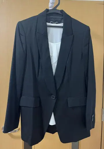 쿠 드 샹스 블랙 테일러드 자켓과 화이트 블라우스 세트 38