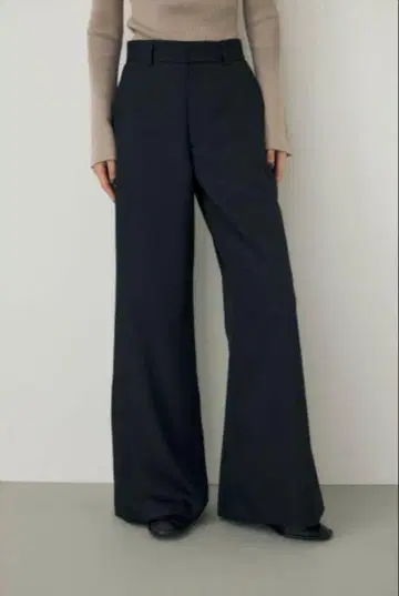 리사이클 폴리에스테르 소재의 연중무휴 착용 가능한 와이드 팬츠