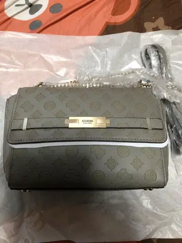 GUESS 엠보싱 가공 숄더백 그레이