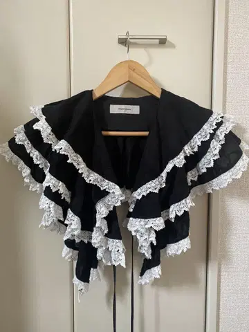 FUMIE TANAKA 프릴 부착 블랙 탈부착 카라