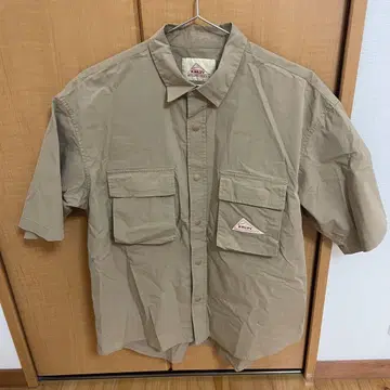 KELTY 포켓 부착 셔츠 베이지