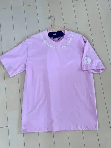 핑크 둥근넥 티셔츠, 자수 장식