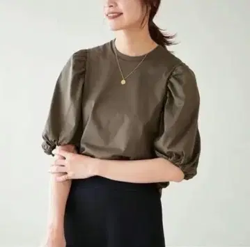 이에나 퍼프 슬리브 티셔츠