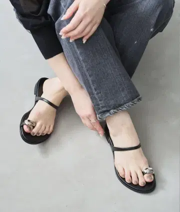 LE TALON 르 탈론 메탈 썸링 샌들