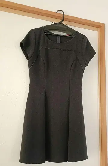 콘토와 드 코토니에 블랙 A 라인 반팔 원피스