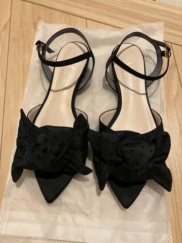 아르테미스 다이애나 리본 포함 블랙 스틸레토 샌들