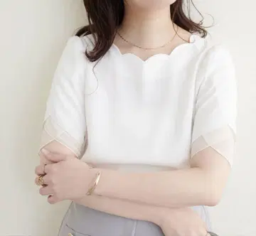 내추럴 꾸뛰르 튤립 슬리브 스캘럽 넥 블라우스 화이트
