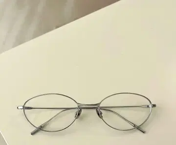 실버 메탈 오벌 프레임 안경