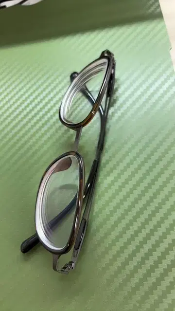 사각형 프레임 안경 그레이와 브라운