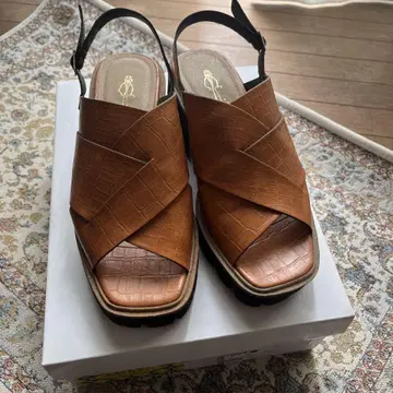 브라운 크로커다일 스타일 샌들 통굽