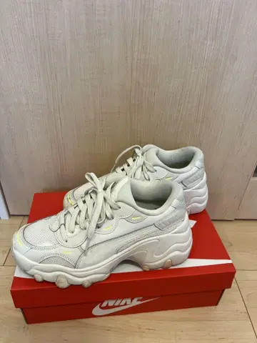 Puma 화이트 스니커즈 통굽 23.5cm