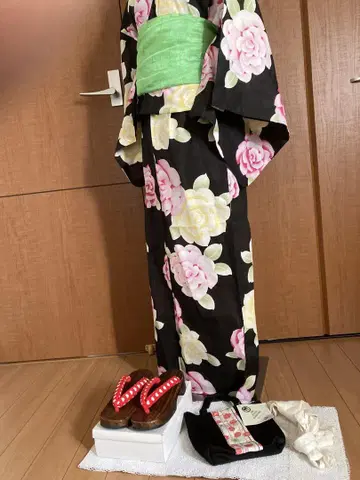 유카타, 헤코 오비, 일본 나막신, 백