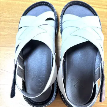 화이트 크로스 스트랩 샌들