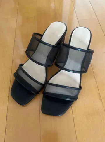 블랙 메쉬 스트랩 샌들