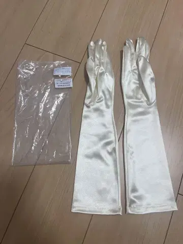 이노센트리 크림 쉐이프 새틴 웨딩 그로브 5분 길이