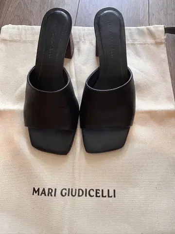 컨디션 최상 MARI GIUDICELLI 블랙 가죽 샌들