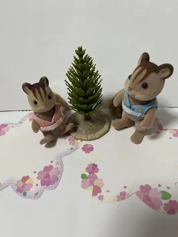 실바니안 패밀리 인형 2개와 나무