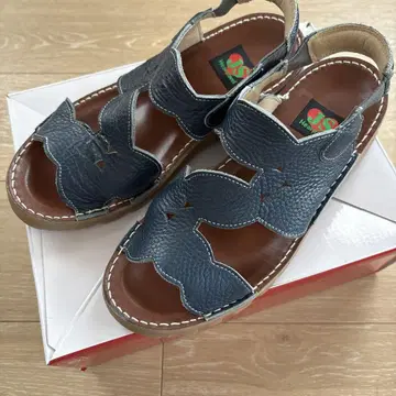 JS 하트 라벨 소가죽 샌들