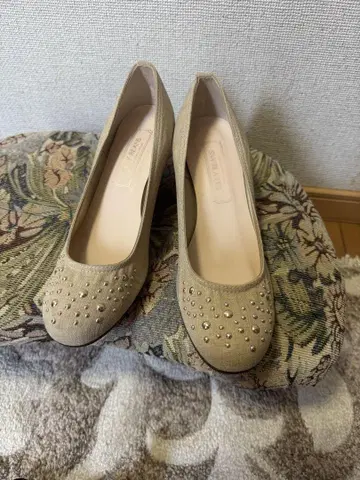 비쥬가 장식된 베이지 펌프스 23.5cm
