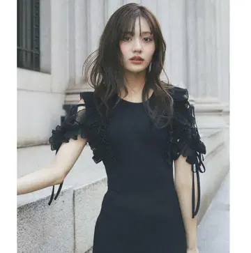 toccocloset 리본 포함 쉬폰 플리츠 프릴 절개 리브 니트 원피스