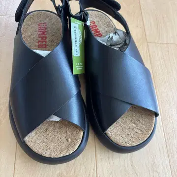 블랙 컴포트 샌들 크로스 디자인