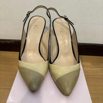 DIANA 에나멜 펌프스