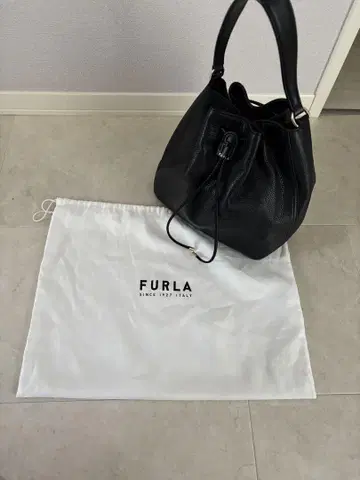 FURLA 블랙 버킷 백 수납 가방 포함