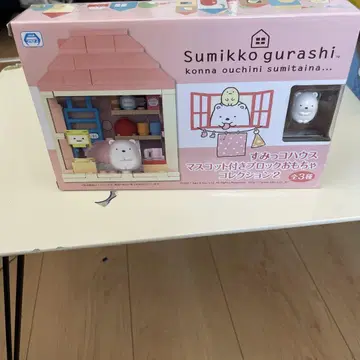 구석에 있는 하우스 마스코트가 있는 블록 완구