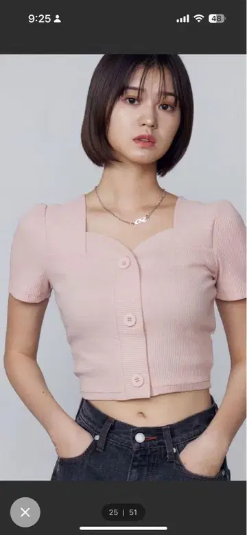 EMODA 버튼이 달린 크롭 티셔츠