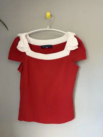 M's Gracy 프릴이 달린 오프숄더 셔츠