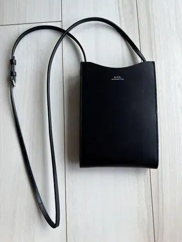 아페쎄 블랙 크로스 바디 백