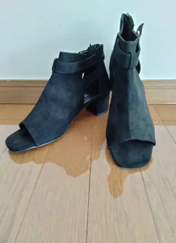 블랙 오픈토 부츠 미들 힐