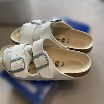 BIRKENSTOCK 화이트 컴포트 샌들 38