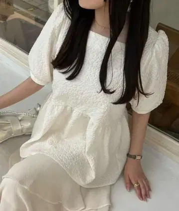 부푼 자카드 페플럼 상의