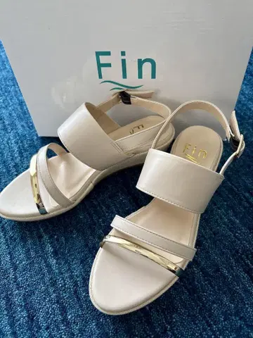 Fin 베이지 웨지 샌들 M 미사용!