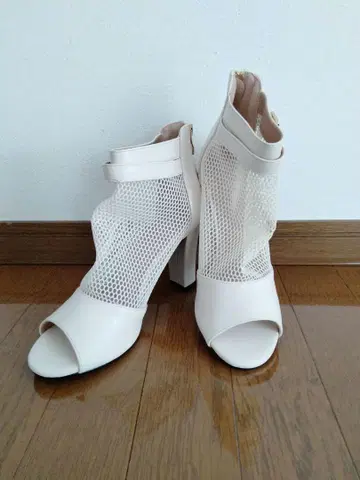 화이트 메쉬 오픈토 샌들
