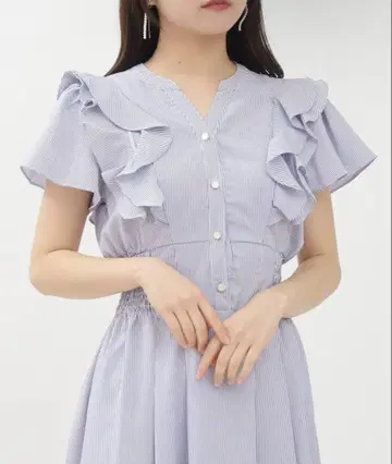 프릴이 달린 라이트 그레이 셔츠 원피스