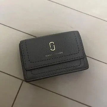 마크제이콥스 그레이 3단 폴더형 지갑
