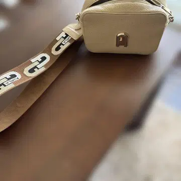 훌라 베이비 숄더백 천연 가죽
