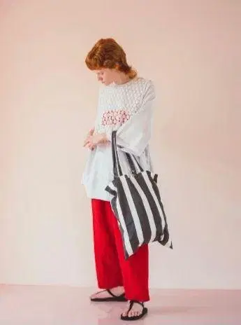 네스트로브 플라워 레이스 터커 베스트