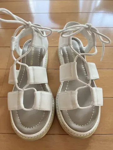 오데뜨 앤 오딜 화이트 샌들 23cm