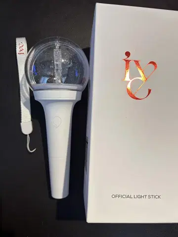 IVE의 공식 응원봉 화이트 칼라에 스트랩 포함