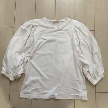 Ballsey 화이트 퍼프 슬리브 상의