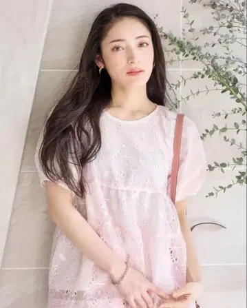 체스티 플라워 자수 플레어 블라우스