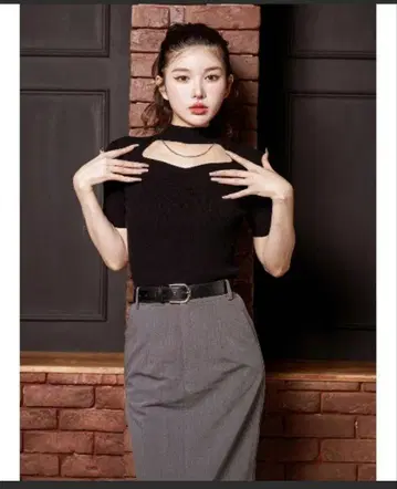 초커 넥 체인 니트 탑