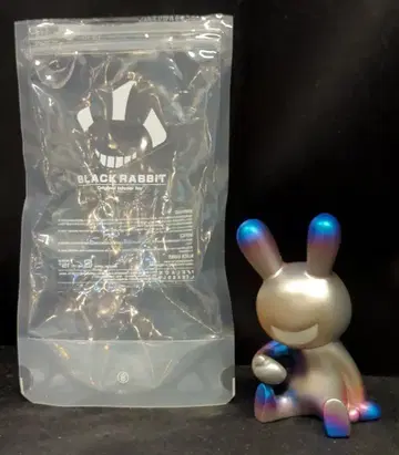 BLACK RABBIT 블랙 토끼 앉기 은색/파랑/보라색