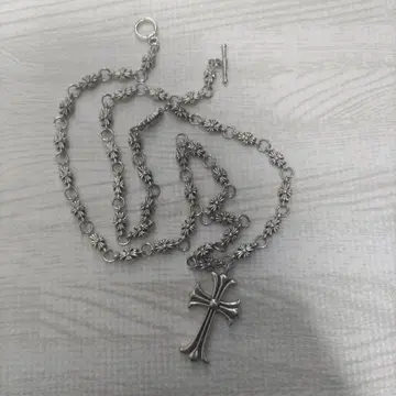 크로스 펜던트가 달린 롱 목걸이