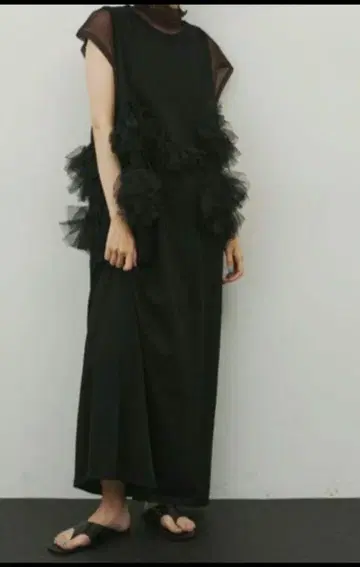 프릴이 달린 슬리브리스 롱 원피스